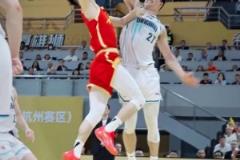除了三分球 朱俊龙还曾在比赛中上演炸裂隔扣~