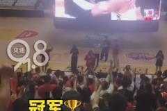 球迷嘶吼慶祝！球迷在廣廈主場看著大屏幕慶祝球隊奪冠~