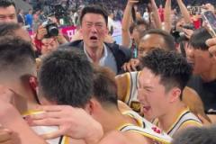 怎能不動(dòng)容！廣廈全隊(duì)圍住慶祝，王博指導(dǎo)激動(dòng)抱住胡金秋&孫銘徽