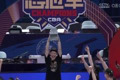 他值得！在隊友簇擁下，胡金秋捧起冠軍至尊鼎吶喊慶祝！