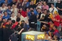 總決賽場內(nèi)精彩場外也激烈！北京主場球迷沖突！大批保安制止