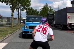 足球网红冲出道路截停C罗，C罗不作计较反向对方赠礼