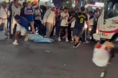 這是個(gè)狠人！在紐約穿著步行者的球衣