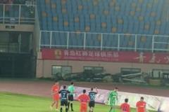 短短十秒内发生了啥！实拍慢慢悠悠不拿球，随后放倒对手染黄