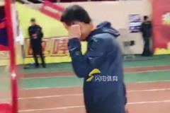 于金永谢文能与老相识握手问候，问候太到位了