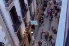数万名曼联和热刺球迷涌入毕尔巴鄂，双方在街头发生斗殴