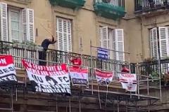 有点越界了！曼联球迷将球迷旗帜挂在居民楼阳台惹众怒