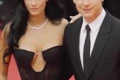 迪巴拉与妻子走红毯，小魔仙比他老婆还靓
