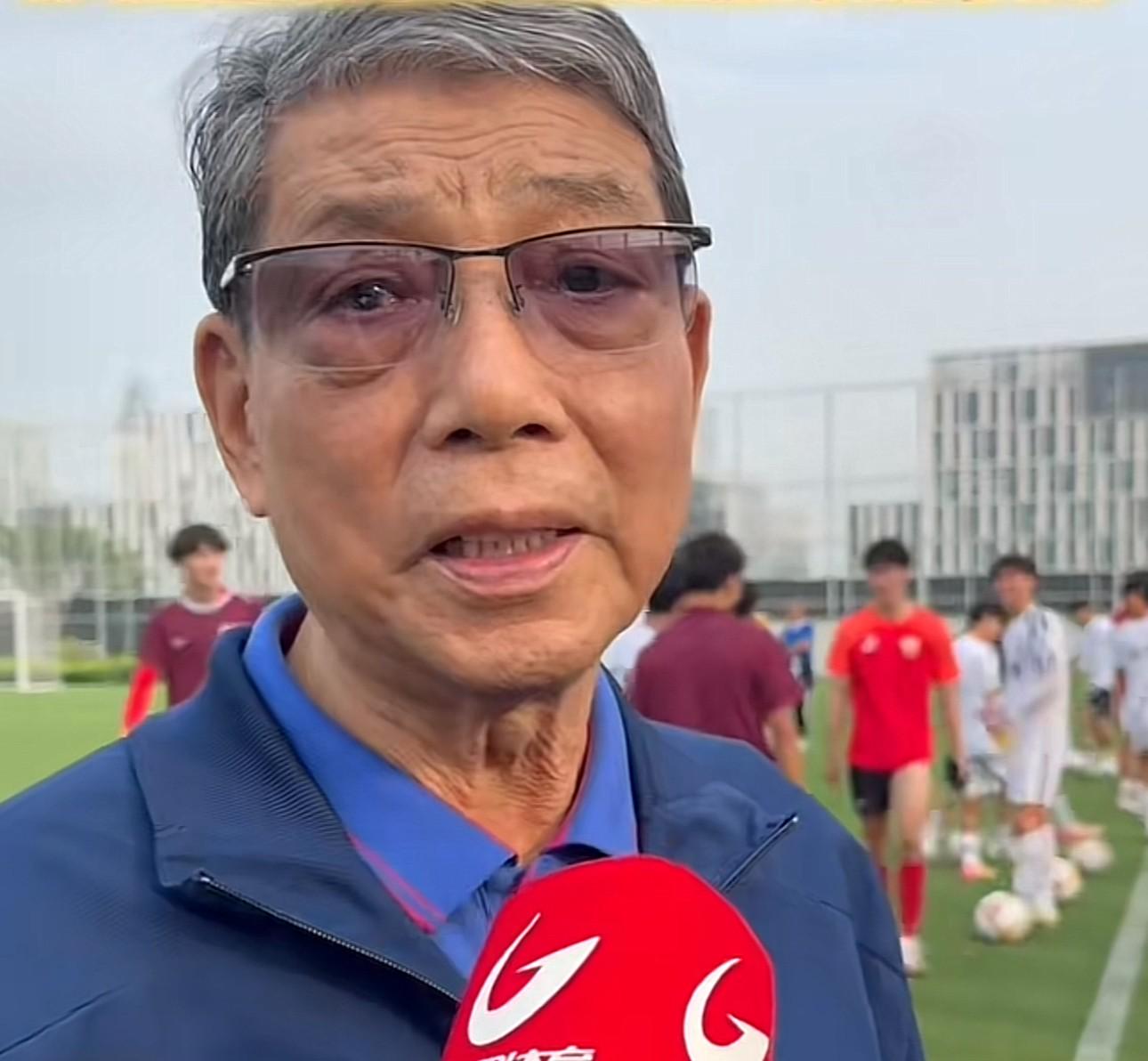 徐根宝点评：蒯纪闻表现不错，李新翔需加强体能
