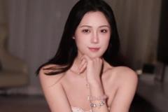 便宜那誰了哈！卓識一身露肩裙曬美照：媽媽鏡頭下的我~