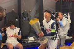 10年白衣终捧杯！32岁孙兴慜夺热刺生涯首冠，赛后更衣室疯狂庆祝