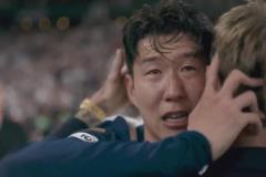 10年热刺生涯首次夺冠！孙兴慜赛后身披韩国国旗抱着队友落泪！
