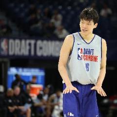 美媒模拟选秀：杨瀚森22顺位被老鹰选中，模板小加