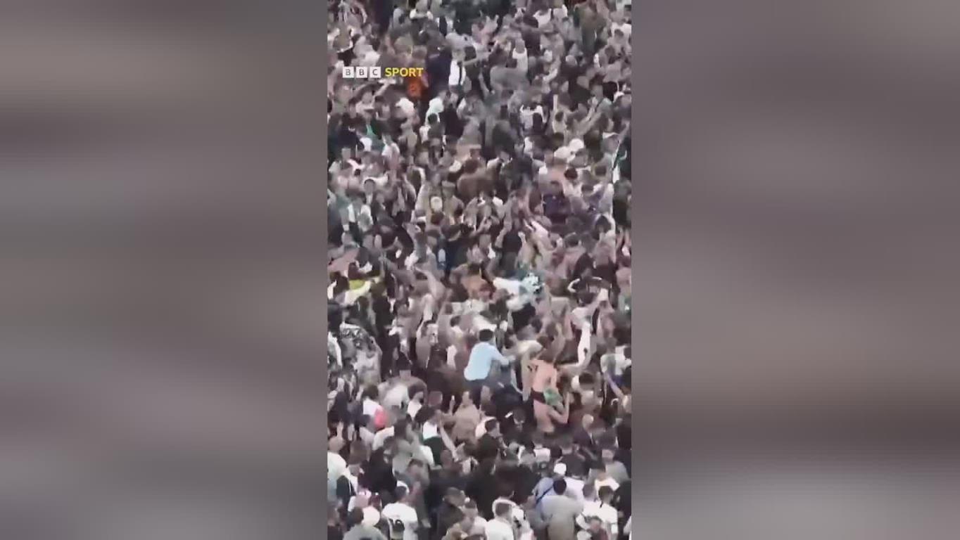 重写后的标题：久违的冠军！热刺球迷主场欢庆夺冠