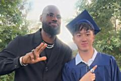 老詹应儿子要求出席布莱斯毕业典礼并合影留念