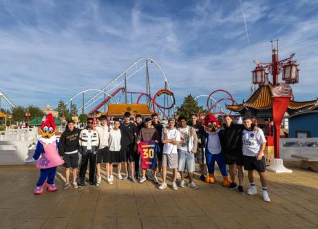 巴薩球員攜家人前往主題公園團(tuán)建慶祝并探望病童