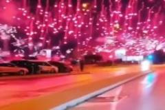 天都染紅夜空，那不勒斯全城燃放煙花點(diǎn)亮紅色天際
