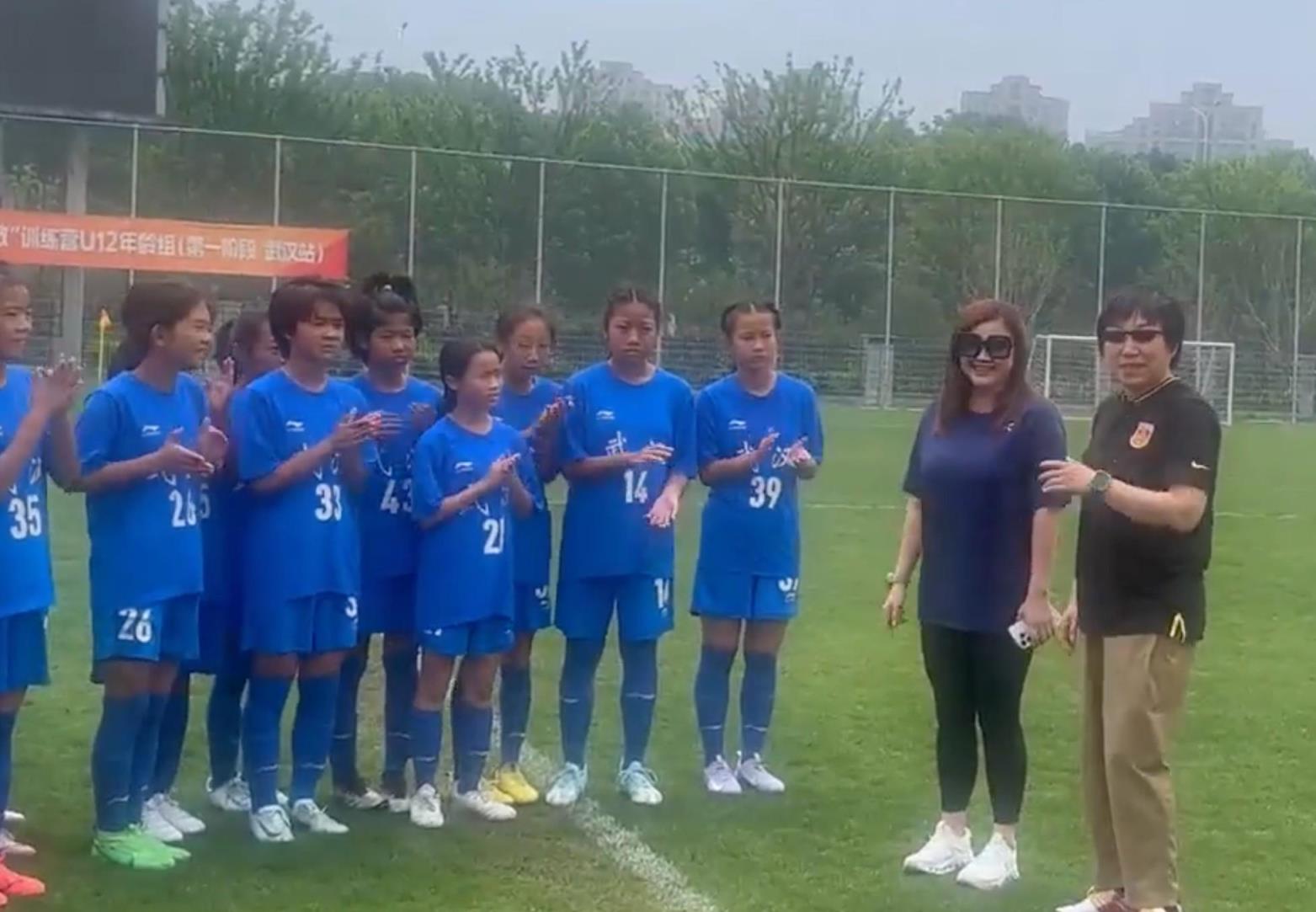 孙雯与亚足联官员探望U12女足小将并合影留念