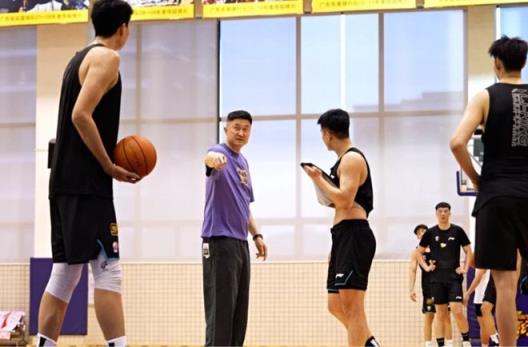 广东男篮正式集结！杜锋回归执教，训练氛围轻松，王少杰与四张齐头并进