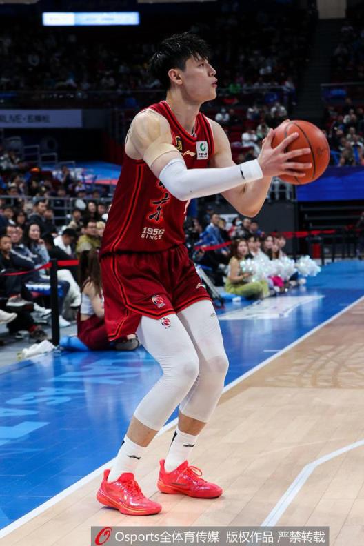 周琦称赞曾凡博进步显著，称其冲击NBA是今年的关键机会