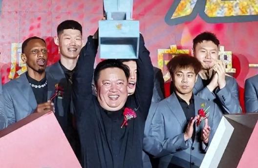 许钟豪孝心感动众人 接双亲到杭州庆广厦夺冠