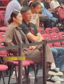 李梦现身耐高总决赛，与杜锋热情交流，打扮惊艳引关注