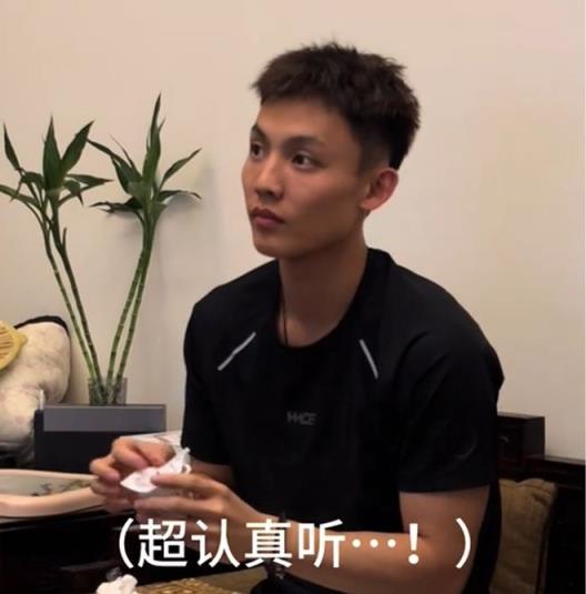 杜锋压迫感十足，徐杰直播紧张搓手，听到讲话立刻端正坐姿