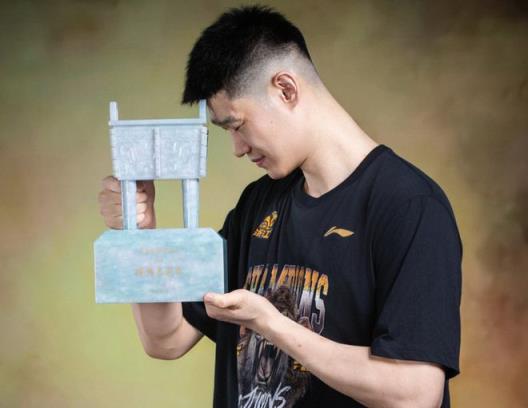 胡金秋公开生涯目标，或将成为下一个易建联，两位国手泪洒赛场